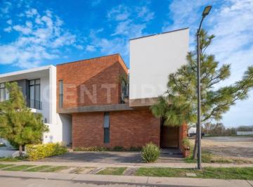 Casa · 393m² · 4 Recámaras · 3 Estacionamientos · Casa en Venta en Colinas Virreyes, Zapopan.