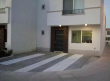 Casa de 3 habitaciones, Celaya · Se Renta Casa Totalmente Amueblada y Equipada en Residencial Puerta de Piedra