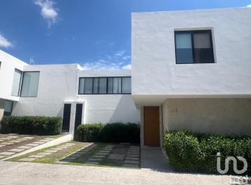 Casa · 190m² · 3 Recámaras · 2 Estacionamientos · Casa en Venta en Altos Juriquilla, Queretaro.