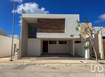 Casa · 342m² · 3 Recámaras · 2 Estacionamientos · Casa en Venta de Doble Altura de 3 Habitaciones en Privada Aire Puro con Alberca