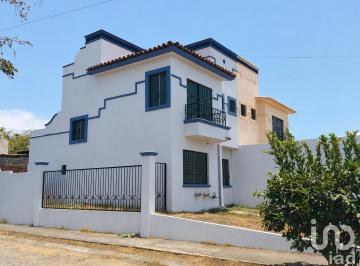 Casa · 102m² · 3 Recámaras · 2 Estacionamientos · Casa en Venta. Esquina, 3 Recámaras, Acceso de Servicio Independiente.