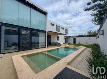 Casa · 346m² · 4 Recámaras · 2 Estacionamientos · Casa en Venta en Esquina de 4 Habitaciones Hubicada en Dzitya con Alberca y Bar