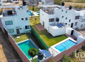 Casa · 160m² · 3 Recámaras · 2 Estacionamientos · Venta de Casa con Alberca y Seguridad en Totolapan Morelos $1,750,000
