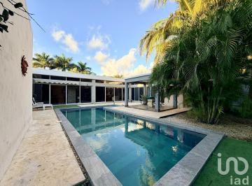 Casa · 295m² · 3 Recámaras · 2 Estacionamientos · Casa en Venta en Privada La Rejoyada con 1,120 m² de Superficie de un Solo Nivel con Piscina
