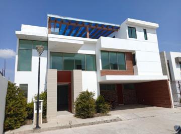 Casa · 5 Recámaras · 2 Estacionamientos · Casa en Venta de Lujo Amplia en Fraccionamiento Cerrado en Tulancingo
