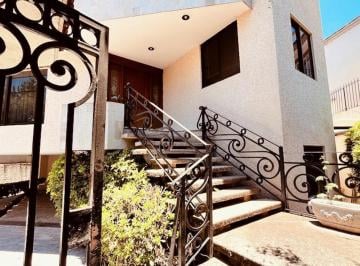 Casa · 735m² · 4 Recámaras · 4 Estacionamientos · Casa en Venta en Bosque de Las Lomas Para Actualizar.