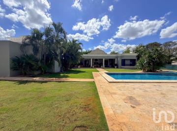 Casa · 1279m² · 3 Recámaras · 4 Estacionamientos · Casa en Privada en Dzitya con 4,380 m² de Terreno de un Solo Nivel, Equipado con Alberca