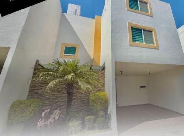 Casa · 250m² · 3 Recámaras · 2 Estacionamientos · Casa en Venta en Momoxpan, San Pedro Cholula, Puebla
