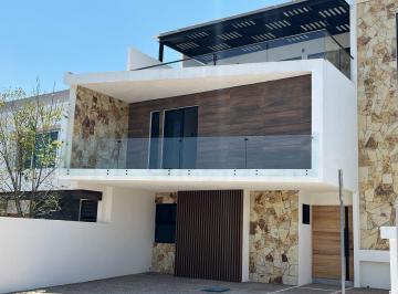 Casa · 440m² · 5 Recámaras · 3 Estacionamientos · Casa en Venta en Colinas de Juriquilla Juriquilla Queretaro
