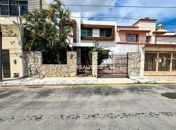Casa · 243m² · 4 Recámaras · 1 Estacionamiento · Casa en Venta en Sm 44 Cancún