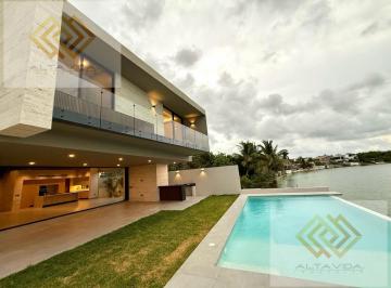 Casa · 550m² · 4 Recámaras · 7 Estacionamientos · Casa - Frente a Lago en Lagos del Sol