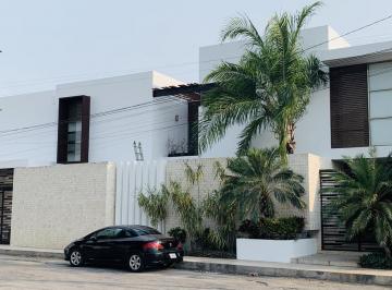 Casa · 477m² · 3 Recámaras · 2 Estacionamientos · Casa - Oportunidad Hermosa Residencia en La Mejor Zona del Norte de Mérida
