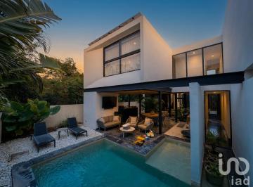 Casa · 406m² · 4 Recámaras · 5 Estacionamientos · Casa en Venta Compostela 61 en Komchen, con Paneles Solares y Piscina
