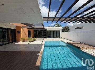 Casa · 357m² · 4 Recámaras · 2 Estacionamientos · Casa en Venta en Residencial La Rejoyada con Terreno de 900 m² de Una Planta, con Piscina