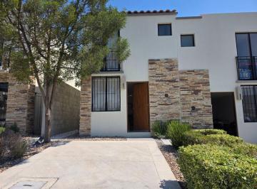 Casa de 2 habitaciones, El Marqués · Casa Fuentes en Venta en Capital Sur