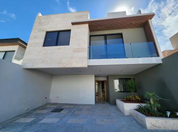 Casa · 298m² · 4 Recámaras · 3 Estacionamientos · Casa en San Angel V, en Zona Villa Magna