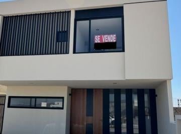 Casa en condominio · 339m² · 4 Recámaras · 3 Estacionamientos · Venta Casa Lomas del Campanario Norte Valles