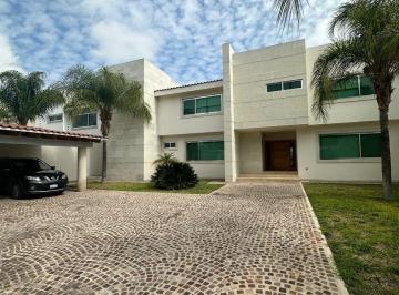 Casa · 500m² · 4 Recámaras · 8 Estacionamientos · Casa - Juriquilla