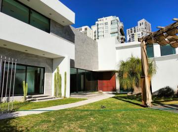 Casa · 750m² · 3 Recámaras · 5 Estacionamientos · Casa - Fraccionamiento El Pedregal de Querétaro