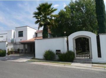 Casa · 470m² · 4 Recámaras · 4 Estacionamientos · Casa - Juriquilla