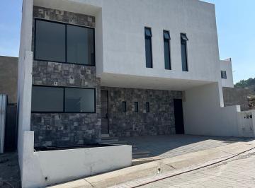 Casa · 230m² · 4 Recámaras · 2 Estacionamientos · Casa - Corregidora