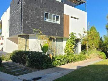 Casa en condominio · 214m² · 3 Recámaras · 2 Estacionamientos · Casa en Renta "Sendas Residencial"