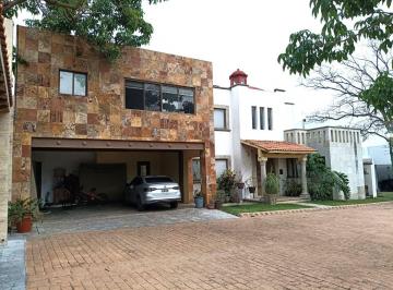 Casa de 5 habitaciones, Cuernavaca · Casa en Venta en Residencial Mascareño Vista Hermosa