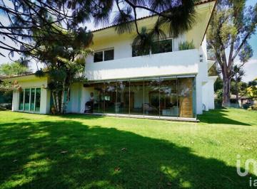 Casa · 700m² · 4 Recámaras · 4 Estacionamientos · Casa en Venta en Valle Real, Coto Exclusivo, Zapopan, Jalisco