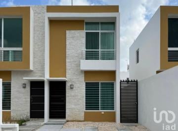 Casa · 85m² · 3 Recámaras · 1 Estacionamiento · Casa en Venta en Cancún, 3 Recámaras (Una en Planta Baja), Santa Fé Plus II
