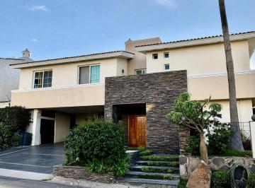 Terreno / Lote · 590m² · 4 Recámaras · 6 Estacionamientos · Casa en Venta Dentro de Puerta de Hierro