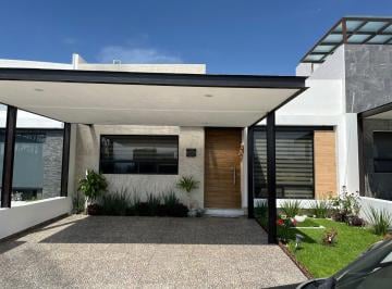 Casa · 115m² · 2 Recámaras · 2 Estacionamientos · Casa - Fraccionamiento Cañadas del Lago