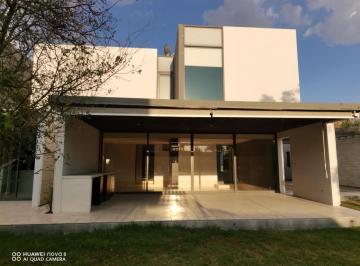 Casa · 400m² · 3 Recámaras · 3 Estacionamientos · Casa - Fraccionamiento San Francisco Juriquilla