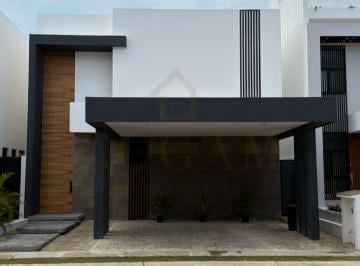Casa · 290m² · 3 Recámaras · 2 Estacionamientos · Casa en Venta en Cancún con Alberca Privada