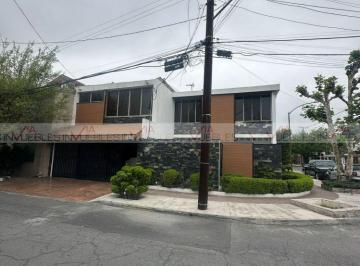 Casa · 305m² · 4 Recámaras · 2 Estacionamientos · Casa en Venta en Anahuac