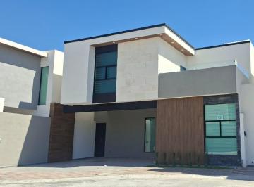 Casa de 4 habitaciones, Arteaga · Casa en Renta en Priv. Acacia