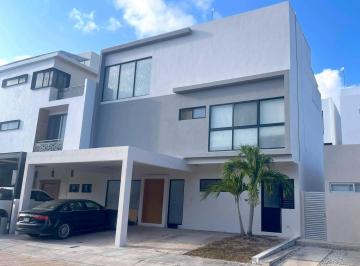 Casa · 214m² · 4 Recámaras · 2 Estacionamientos · Se Vende Casa en Residencial Arbolada Av Huayacan