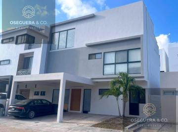 Casa · 214m² · 4 Recámaras · 2 Estacionamientos · Se Vende Casa en Residencial Arbolada Av Huayacan