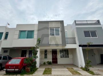 Casa en condominio · 147m² · 3 Recámaras · 2 Estacionamientos · Casa de 3 Niveles en Fraccionamiento Tesistan Country