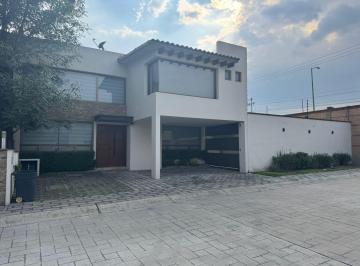 Casa · 340m² · 5 Recámaras · 5 Estacionamientos · Impresionante Casa en Valle de Las Fuentes - Calimaya