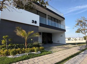 Casa · 280m² · 4 Recámaras · 2 Estacionamientos · Casa en Venta con Vista a Parque de Las Cascadas. Lomas Angelopolis