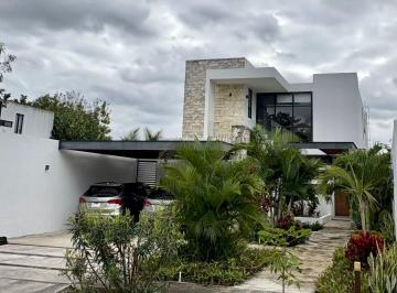 Casa · 280m² · 4 Recámaras · 4 Estacionamientos - Vivian González · Casa en Venta en Privada con Paneles Solares