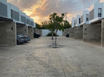 Casa · 178m² · 2 Recámaras · 2 Estacionamientos · Townhouse en Privada en Temozón Norte, Superubicación