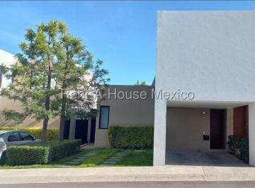 Casa · 165m² · 3 Recámaras · 2 Estacionamientos · Renta Casa de 3 Recámaras en Zibatá con Jardín y Ludoteca Rah1610