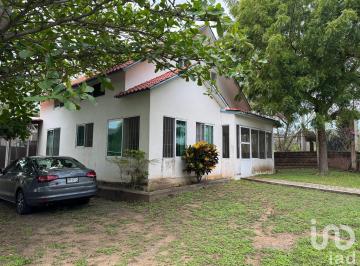 Casa · 180m² · 3 Recámaras · 4 Estacionamientos · Casa con Alberca en La Mancha, Veracruz