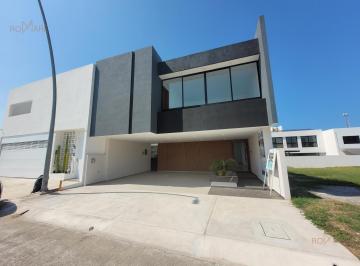 Casa · 269m² · 4 Recámaras · 2 Estacionamientos · Casa 3 Recámaras | Alberca | Lomas del Dorado