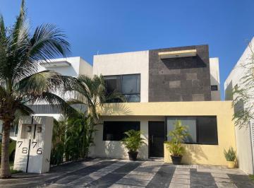 Casa · 174m² · 3 Recámaras · 2 Estacionamientos · Lomas de La Rioja Casa en Renta, 3 Recamaras 1 Er Clouster Equipada