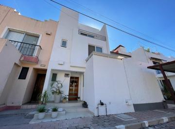 Casa · 145m² · 3 Recámaras · 2 Estacionamientos · Casa en Renta, Bosques del Campestre