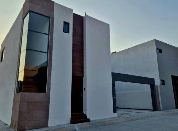 Casa · 155m² · 3 Recámaras · 2 Estacionamientos · Casa en Venta con Recamara en Planta Baja y Alberca