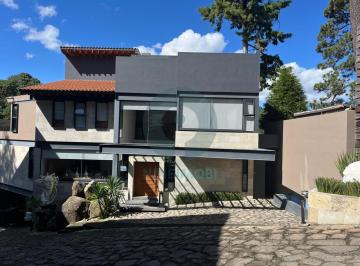 Casa en condominio · 853m² · 3 Recámaras · 5 Estacionamientos · Exclusiva Residencia en Venta de Lujo en Avándaro