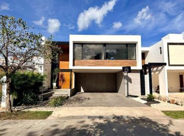 1b16c6dcf60cab1b77da44d8749f64acf08b055f080803603ac27e8c38828807 · Casa en Venta Equipada de Doble Altura de 3 Habitaciones con Piscina